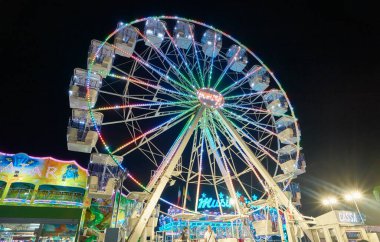 İtalya, Sicilya, Marina di Ragusa (Ragusa Eyaleti); 20 Temmuz 2021, gece atlı karınca manzaralı bir lunapark - EDITORIAL