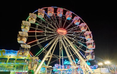 İtalya, Sicilya, Marina di Ragusa (Ragusa Eyaleti); 20 Temmuz 2021, gece atlı karınca manzaralı bir lunapark - EDITORIAL