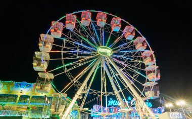 İtalya, Sicilya, Marina di Ragusa (Ragusa Eyaleti); 20 Temmuz 2021, gece atlı karınca manzaralı bir lunapark - EDITORIAL