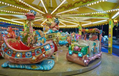 İtalya, Sicilya, Marina di Ragusa (Ragusa Eyaleti), 20 Temmuz 2021, gece atlı karıncalı bir lunapark manzarası