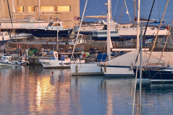 Talya Sicilya Marina Ragusa Ragusa Eyaleti Temmuz 2021 Günbatımında Limanda — Stok fotoğraf