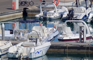 İtalya, Sicilya, Akdeniz, Marina di Ragusa (Ragusa ili); 23 Temmuz 2021, limanda motorlu tekneler ve lüks yatlar - EDITORIAL