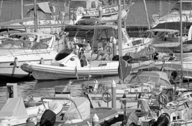 İtalya, Sicilya, Akdeniz, Marina di Ragusa (Ragusa Eyaleti); 23 Temmuz 2021, limandaki lüks yatlarda yaşayan insanlar - EDITORIAL