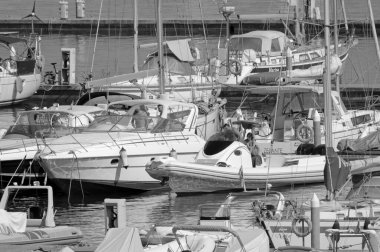 İtalya, Sicilya, Akdeniz, Marina di Ragusa (Ragusa Eyaleti); 23 Temmuz 2021, limandaki lüks yatlarda yaşayan insanlar - EDITORIAL