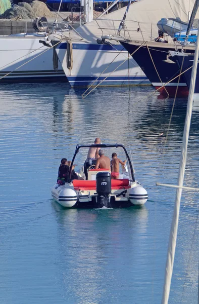 イタリア シチリア島 地中海 マリーナ ラグーザ ラグーザ州 2021年7月23日 港内のゴムボートや高級ヨットの人々 Editorial — ストック写真
