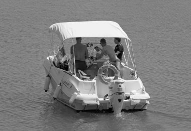 İtalya, Sicilya, Akdeniz, Marina di Ragusa (Ragusa Eyaleti); 24 Temmuz 2021, limandaki bir motorlu tekne - EDITORIAL