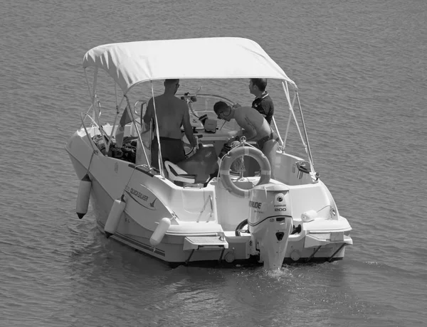 イタリア シチリア島 地中海 マリーナ ラグーザ ラグーザ州 2021年7月24日 港のモーターボートに乗っている男性 Editorial — ストック写真