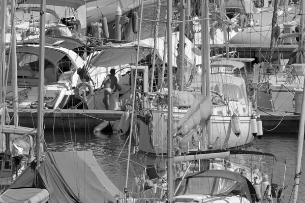 意大利 西西里 地中海 拉古萨港 拉古萨省 2021年7月24日 港口内的人员和豪华游艇 Editorial — 图库照片
