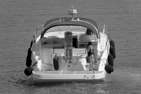 イタリア シチリア島 地中海 マリーナ ラグーザ ラグーザ州 7月2021 ポート内の豪華なヨットの女性 編集部 — ストック写真