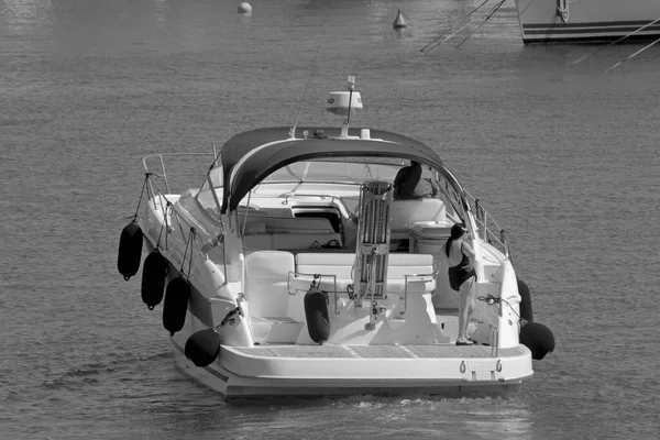 意大利 西西里 地中海 拉古萨海 拉古萨省 2021年7月24日 港口一艘豪华游艇上的妇女 Editorial — 图库照片