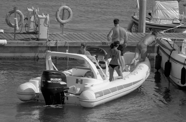 イタリア シチリア島 地中海 マリーナ ラグーザ ラグーザ州 2021年7月25日 港のゴムボートに乗っている人々 Editorial — ストック写真