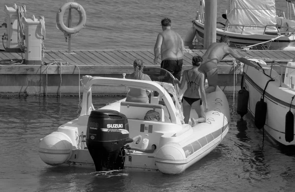 イタリア シチリア島 地中海 マリーナ ラグーザ ラグーザ州 2021年7月25日 港のゴムボートに乗っている人々 Editorial — ストック写真