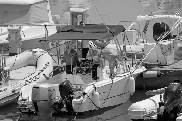 イタリア シチリア島 地中海 マリーナ ラグーザ ラグーザ州 2021年7月26日 港のモーターボートに乗っている男性 Editorial — ストック写真