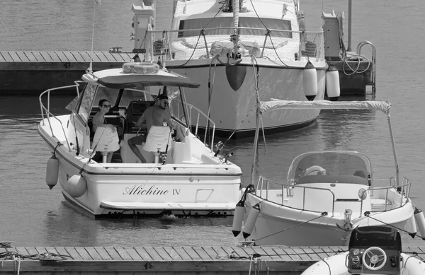 意大利 西西里 地中海 拉古萨海 拉古萨省 2021年7月26日 在港口的一艘豪华游艇上结为夫妻 Editorial — 图库照片