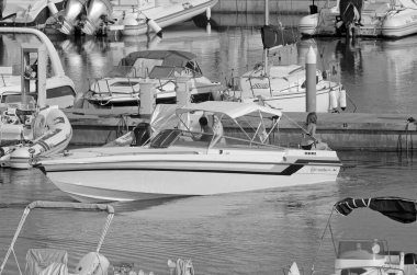 İtalya, Sicilya, Akdeniz, Marina di Ragusa (Ragusa ili); 26 Temmuz 2021, limanda lüks bir yatta çift - EDITORIAL