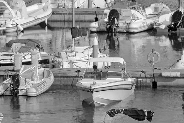 イタリア シチリア島 地中海 マリーナ ラグーザ ラグーザ州 2021年7月26日 港内の豪華なヨットでカップル Editorial — ストック写真