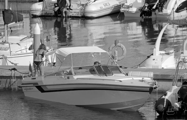 イタリア シチリア島 地中海 マリーナ ラグーザ ラグーザ州 2021年7月26日 港内の豪華なヨットでカップル Editorial — ストック写真