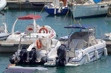 İtalya, Sicilya, Akdeniz, Marina di Ragusa (Ragusa ili); 27 Temmuz 2021, limanda motorlu tekneler ve lüks yatlar - EDITORIAL