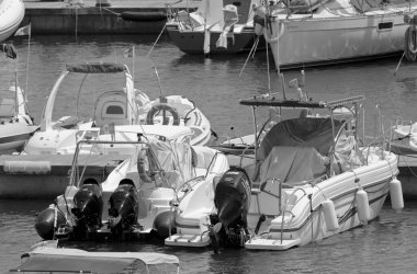 İtalya, Sicilya, Akdeniz, Marina di Ragusa (Ragusa ili); 27 Temmuz 2021, limanda motorlu tekneler ve lüks yatlar - EDITORIAL