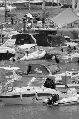 İtalya, Sicilya, Akdeniz, Marina di Ragusa (Ragusa ili); 27 Temmuz 2021, limanda motorlu tekneler ve lüks yatlar - EDITORIAL