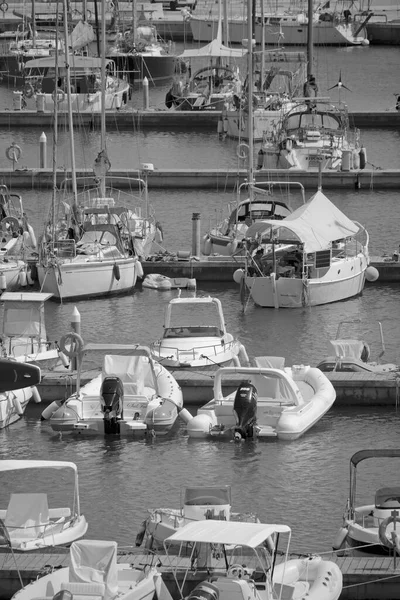 Italien Sicilien Medelhavet Marina Ragusa Ragusaprovinsen Juli 2021 Motorbåtar Och — Stockfoto