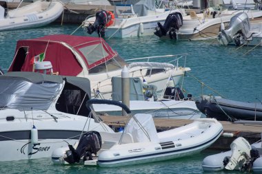 İtalya, Sicilya, Akdeniz, Marina di Ragusa (Ragusa Eyaleti); 28 Temmuz 2021, limanda motorlu tekneler ve lüks yatlar - EDITORIAL