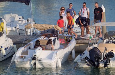 İtalya, Sicilya, Akdeniz, Marina di Ragusa (Ragusa ili); 28 Temmuz 2021, limandaki insanlar, motorlu tekneler ve lüks yatlar - EDITORIAL
