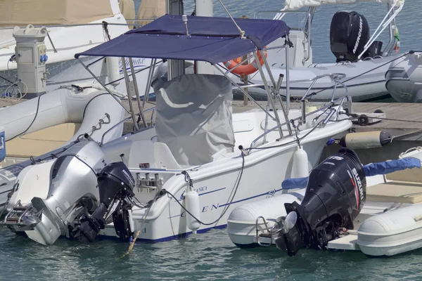 イタリア シチリア島 地中海 マリーナ ラグーザ ラグーザ州 2021年7月29日 港内のモーターボートや豪華ヨット Editorial — ストック写真
