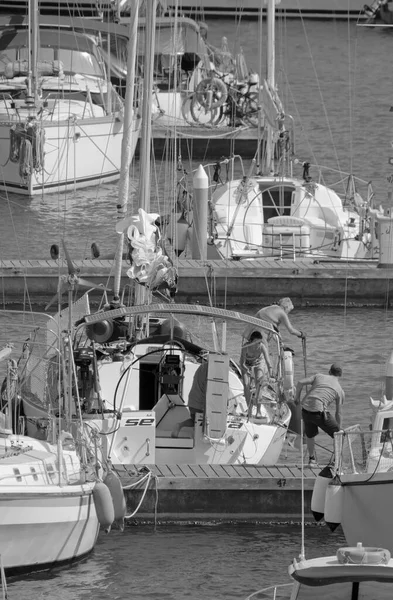 Italien Sicilien Medelhavet Marina Ragusa Ragusaprovinsen Juli 2021 Personer Segelbåt — Stockfoto