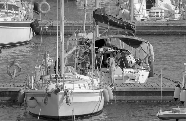 イタリア シチリア島 地中海 マリーナ ラグーザ ラグーザ州 2021年7月29日 港内のセーリングボートや豪華ヨットの人々 Editorial — ストック写真