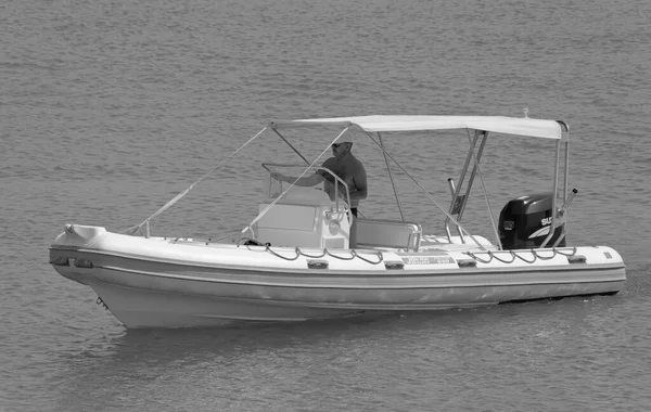 イタリア シチリア島 地中海 マリーナ ラグーザ ラグーザ州 7月2021 ポート内のゴムボートに乗って男 Editorial — ストック写真