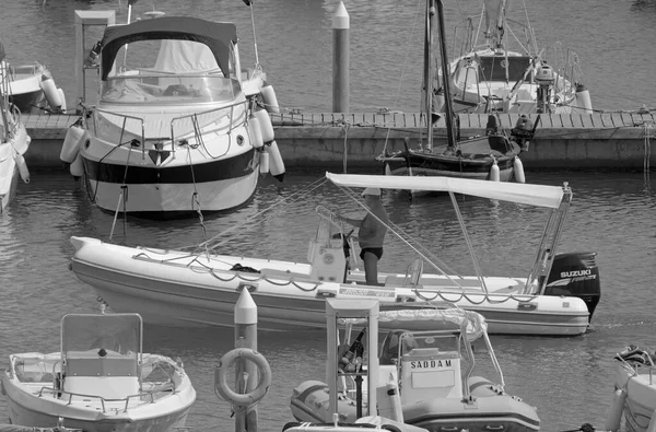 意大利 西西里 地中海 拉古萨海 拉古萨省 2021年7月30日 港口的橡皮船和豪华游艇上的人 Editorial — 图库照片