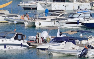 İtalya, Sicilya, Akdeniz, Marina di Ragusa (Ragusa ili); 30 Temmuz 2021, limanda motorlu tekneler ve lüks yatlar - EDITORIAL