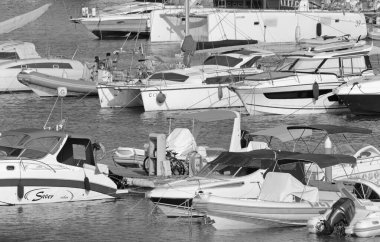 İtalya, Sicilya, Akdeniz, Marina di Ragusa (Ragusa ili); 30 Temmuz 2021, limanda motorlu tekneler ve lüks yatlar - EDITORIAL