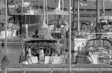 İtalya, Sicilya, Akdeniz, Marina di Ragusa (Ragusa ili); 30 Temmuz 2021, limandaki insanlar ve yelkenliler - EDITORIAL