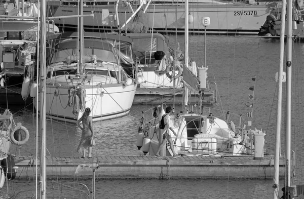 イタリア シチリア島 地中海 マリーナ ラグーザ ラグーザ州 7月2021 港の人々と帆船 Editorial — ストック写真
