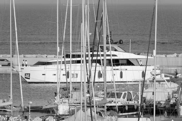 意大利 西西里 地中海 拉古萨海 拉古萨省 2021年7月30日 看到一艘大型豪华游艇进入港口 Editorial — 图库照片