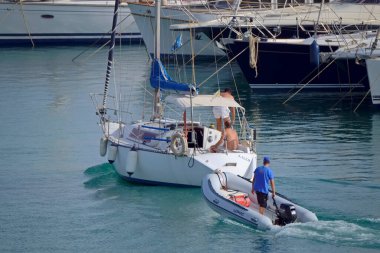 İtalya, Sicilya, Akdeniz, Marina di Ragusa (Ragusa Eyaleti); 16 Şubat 2021, limandaki bir yelkenli ve lüks yatlarda yaşayan insanlar - EDITORIAL