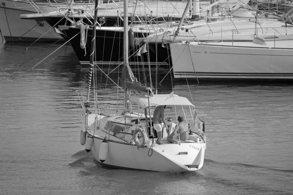 イタリア シチリア島 地中海 マリーナ ラグーザ ラグーザ州 7月2021 港のセーリングボートや豪華なヨットの人々 Editorial — ストック写真