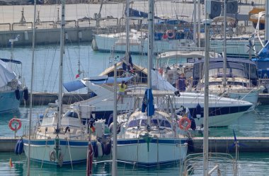 İtalya, Sicilya, Akdeniz, Marina di Ragusa (Ragusa Eyaleti); 1 Ağustos 2021, limanda lüks bir yatta insanlar - EDITORIAL