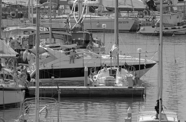 イタリア シチリア島 地中海 マリーナ ラグーザ ラグーザ州 8月2021 ポート内の豪華なヨットの人々 編集部 — ストック写真