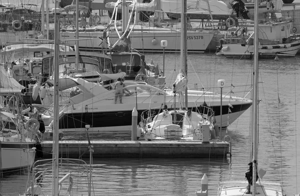 意大利 西西里 地中海 拉古萨海 拉古萨省 2021年8月1日 港口乘豪华游艇的人 Editorial — 图库照片