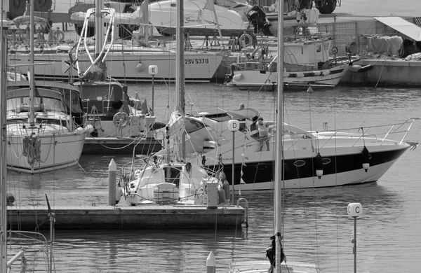 Italien Sicilien Medelhavet Marina Ragusa Ragusaprovinsen Augusti 2021 Människor Lyxyacht — Stockfoto