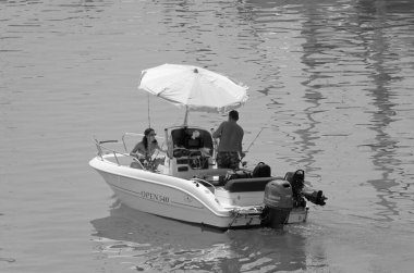 İtalya, Sicilya, Akdeniz, Marina di Ragusa (Ragusa Eyaleti); 1 Ağustos 2021, limanda bir motorlu tekne - EDITORIAL