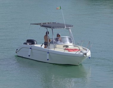 İtalya, Sicilya, Akdeniz, Marina di Ragusa (Ragusa Eyaleti); 1 Ağustos 2021, limanda bir motorlu tekne - EDITORIAL