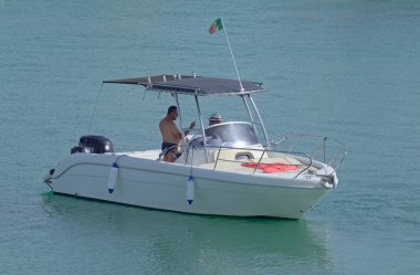 İtalya, Sicilya, Akdeniz, Marina di Ragusa (Ragusa Eyaleti); 1 Ağustos 2021, limanda bir motorlu tekne - EDITORIAL