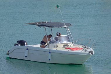 İtalya, Sicilya, Akdeniz, Marina di Ragusa (Ragusa Eyaleti); 1 Ağustos 2021, limanda bir motorlu tekne - EDITORIAL