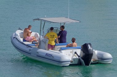 İtalya, Sicilya, Akdeniz, Marina di Ragusa (Ragusa Eyaleti); 1 Ağustos 2021, limandaki kauçuk bir teknede insanlar - EDITORIAL