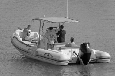 İtalya, Sicilya, Akdeniz, Marina di Ragusa (Ragusa Eyaleti); 1 Ağustos 2021, limandaki kauçuk bir teknede insanlar - EDITORIAL