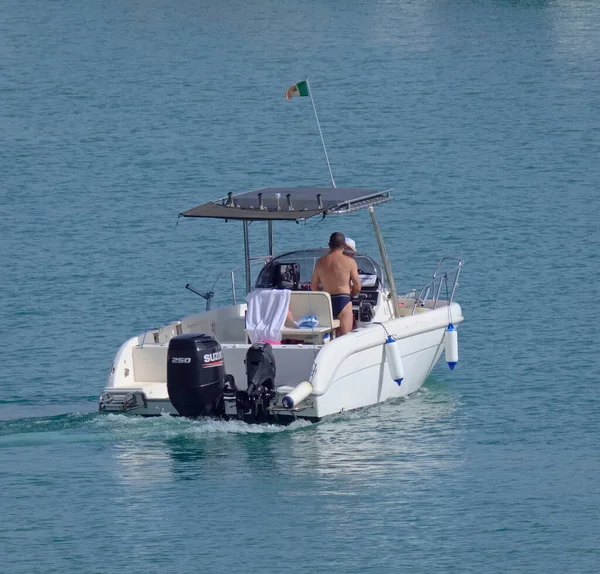 Italien Sicilien Medelhavet Marina Ragusa Ragusaprovinsen Augusti 2021 Par Motorbåt — Stockfoto